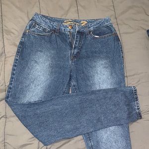 Seven 7 dark wash jeans. Size 6 and High-Rise tapered skinny.